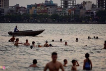 Nắng nóng, người Hà Nội kéo nhau đi bơi hạ nhiệt