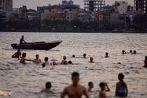Nắng nóng, người Hà Nội kéo nhau đi bơi hạ nhiệt