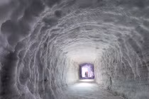 Thám hiểm hang động băng nhân tạo lớn nhất thế giới
