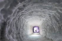 Thám hiểm hang động băng nhân tạo lớn nhất thế giới