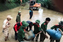 Xúc động hình ảnh các cán bộ chiến sĩ cứu nạn lũ lụt