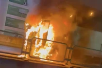 Xe tải bốc cháy dữ dội trên đường Vành đai 3 trên cao 