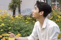 Chàng “búp bê” gốc Việt được chú ý khi về quê làm từ thiện