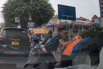 Công an vào cuộc vụ tài xế ô tô đấm đá túi bụi nam shipper 