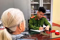 Nhân viên tiệm vàng nhanh trí giúp cụ bà khỏi mất 1 cây vàng