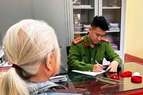 Nhân viên tiệm vàng nhanh trí giúp cụ bà khỏi mất 1 cây vàng