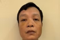 Hà Nội: Bắt kẻ nghĩ bị nhìn đểu, rút súng đe dọa bắn người 