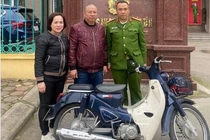 Quên xe máy ở vườn hoa hơn 10 ngày, CA gọi điện trao trả