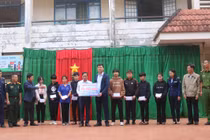 Quản lý thị trường Đắk Lắk trao học bổng cho học sinh nghèo