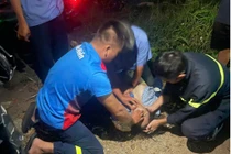 Kịp thời cứu người phụ nữ nhảy cầu đưa đi cấp cứu