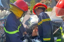 Công an Lạng Sơn giải cứu tài xế bị thương nặng mắc kẹt trong ô tô