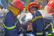 Công an Lạng Sơn giải cứu tài xế bị thương nặng mắc kẹt trong ô tô