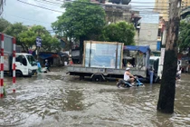 Mưa lớn kéo dài, nhiều tuyến đường ở Hà Nội bị ngập sâu