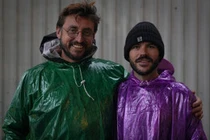 Hai thầy giáo đi bộ từ Hà Nội vào TP.HCM, gây quỹ cho trẻ em 