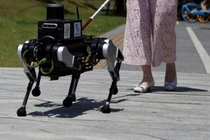 Trung Quốc thử nghiệm chó robot dẫn đường hỗ trợ người khiếm thị 