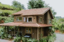 Vợ chồng 9x dựng căn nhà gỗ cổ tích trên thảo nguyên