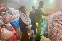 Phát hiện "tổng kho mỡ bẩn" bán cho nhà hàng, xưởng xúc xích