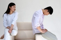 Vợ phát hiện chồng ngoại tình từ chiếc móng tay giả