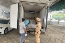Phát hiện hơn 1 tấn mỡ lợn ôi thiu đang “tuồn” vào Hà Nội 