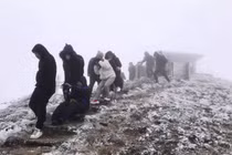 Băng giá phủ trắng, đỉnh Mẫu Sơn kỳ ảo như châu Âu