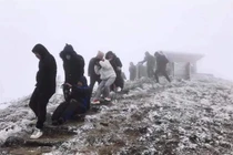 Băng giá phủ trắng, đỉnh Mẫu Sơn kỳ ảo như châu Âu