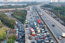 Ô tô ùn kéo dài trên cao tốc Pháp Vân - Cầu Giẽ sau nghỉ Tết Dương lịch