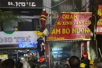 Cháy nhà 5 tầng trên phố Hà Nội, 3 người được cứu thoát