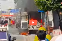 Toàn cảnh vụ xe ô tô 16 chỗ bất ngờ bốc cháy trơ khung 