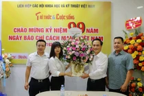 Phó Chủ tịch VUSTA Phạm Ngọc Linh thăm, chúc mừng Báo Tri thức và Cuộc sống