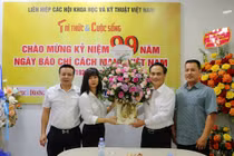 Phó Chủ tịch VUSTA Phạm Ngọc Linh thăm, chúc mừng Báo Tri thức và Cuộc sống