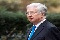 Dính nghi vấn quấy rối, Bộ trưởng Quốc phòng Anh từ chức