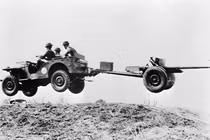 Điểm mặt dàn "xế hộp" quân sự hay làm khó lính lái xe