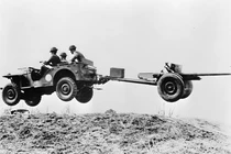 Điểm mặt dàn "xế hộp" quân sự hay làm khó lính lái xe