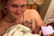 "Bầu ngực" đặc biệt giúp bố cho con bú sữa gây sốt cộng đồng mạng