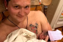 "Bầu ngực" đặc biệt giúp bố cho con bú sữa gây sốt cộng đồng mạng