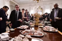 Cận cảnh bữa tiệc lạ đời ở Nhà Trắng khi chính phủ Mỹ đóng cửa