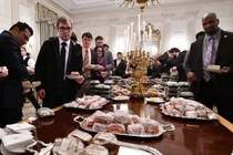 Cận cảnh bữa tiệc lạ đời ở Nhà Trắng khi chính phủ Mỹ đóng cửa