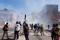 Biểu tình áo vàng kéo dài sang tuần 22, hơi cay ngập đường phố Pháp