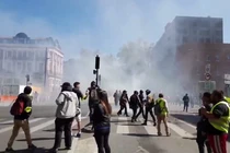 Biểu tình áo vàng kéo dài sang tuần 22, hơi cay ngập đường phố Pháp