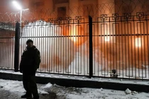 Dân Ukraine giận dữ phóng hỏa trước đại sứ quán Nga