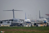"Ngựa thồ" C-17 của Tổng thống Mỹ xếp hàng chờ cất cánh tại Nội Bài