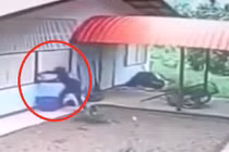 Video: "Hờn cả thế giới” khi phá cửa sổ xong mới phát hiện nhà không có cửa