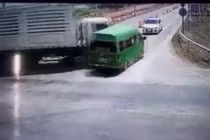 Xe chở công nhân Việt lao xuống kênh ở Thái Lan, 8 người thiệt mạng