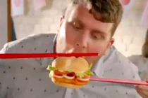 Burger King vội vã xóa quảng cáo ăn bánh hương vị Việt Nam bằng đũa