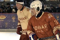 Tổng thống Putin khoe tài chơi khúc côn cầu trên Quảng trường Đỏ