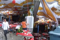 Cưới ngày trời đổi gió, cô dâu chú rể 'khóc thét' chứng kiến rạp bị thổi bay