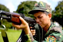 Mục kích trinh sát đặc nhiệm Việt Nam đu dây đánh khủng bố