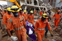 Hiện trường vụ sập chung cư kinh hoàng ở Ấn Độ