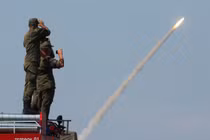 Ai đang điều khiển tổ hợp tên lửa S-300 của phòng không Syria?