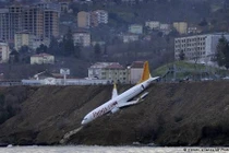 Máy bay thế giới nhầm đường băng: Sẩy một ly, đi một dặm